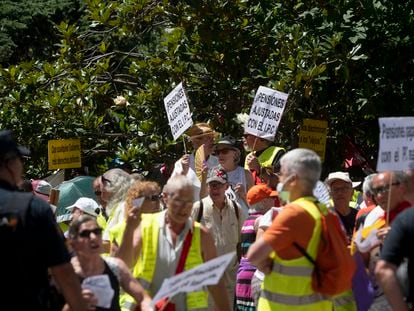 Varios pensionistas protestan frente al Congreso contra el proyecto de ley para fomentar los planes de pensiones de empleo.