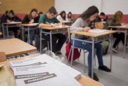 Alumnos de cuarto de ESO del instituto Narc&iacute;s Monturiol de Barcelona durante las pruebas
