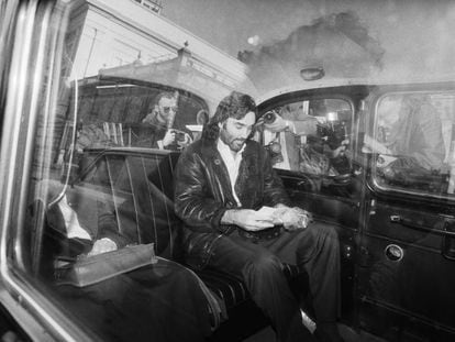 George Best, rodeado de fot&oacute;grafos, en 1984. 