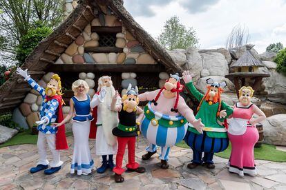 Grupo de personajes en el Parque Astérix.
