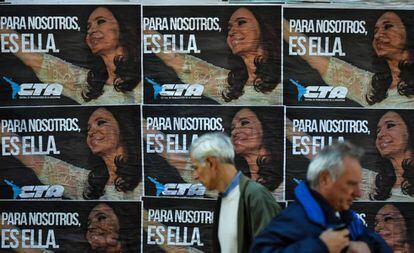 Afiches de apoyo a la expresidenta Cristina Fernández de Kichner en una calle de Buenos Aires.