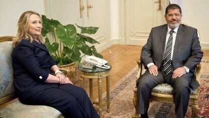 Clinton y Morsi, durante su reuni&oacute;n en El Cairo el pasado 14 de julio.