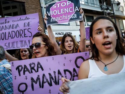 Concentración en Valencia en protesta por la puesta en libertad de los miembros de La Manada en 2017.