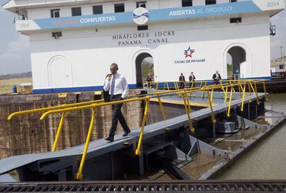 Obama camina per una resclosa del canal de Panamà.