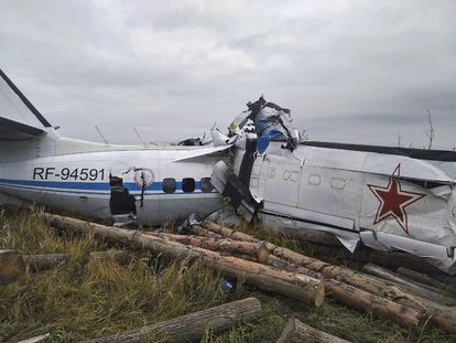 Los restos del aparato siniestrado este domingo en Menzelinsk, en Rusia.