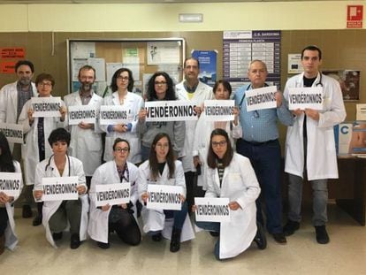 Protesta en el ambulatorio de Sardoma, en Vigo, el pasado 9 de abril tras la desconvocatoria de la huelga por parte de los sindicatos.