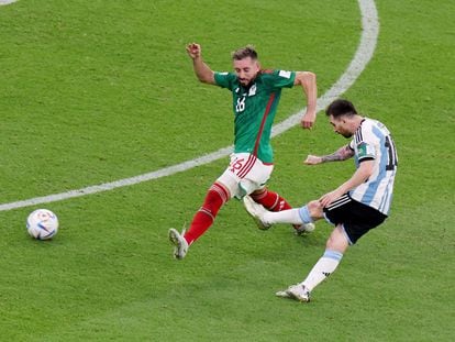 Messi chuta para el primer gol de Argentina contra México ante la marca de Héctor Herrera.