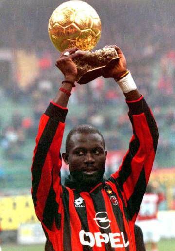 Weah levanta el balón de oro como jugador del Milan, en 1996.