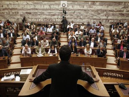 El líder de Syriza, Alexis Tsipras, de espaldas, ayer en el Parlamento griego.