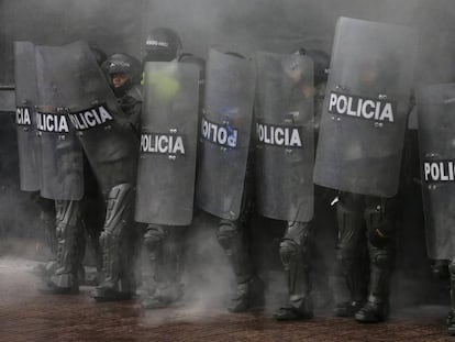 Policías antidisturbios durante una protestas estudiantil en Bogotá. 