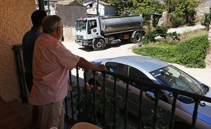 El pueblo de Chillarón del Rey (Guadalajara), situado a apenas dos kilómetros del embalse de Entrepeñas, lleva todo el verano abasteciéndose de agua con camiones cisterna. En la imagen, un camión acaba de verter 15.000 litros en el depósito del pueblo, el jueves pasado.