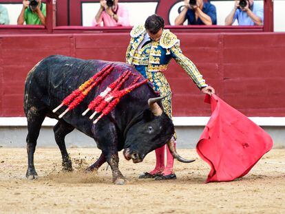 Damián Castaño torea al natural a su primer toro.
