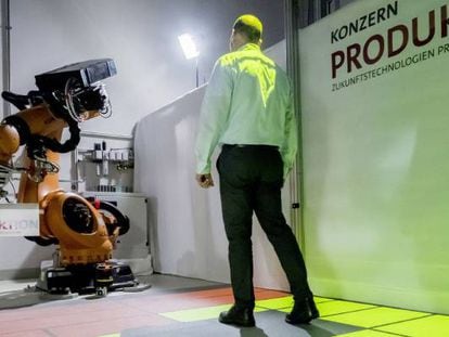 Volkswagen prueba con zonas de seguridad dinámicas para lograr una  cooperación segura entre los robots y los empleados de sus plantas. 