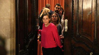 Carme Forcadell (en primer término), junto a diputados de Junts Pel Sí este lunes.