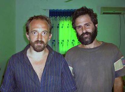 Los periodistas Colin Freeman (izquierda de la imagen) y José Cendón el pasado 4 de enero, tras ser liberados en Somalia.