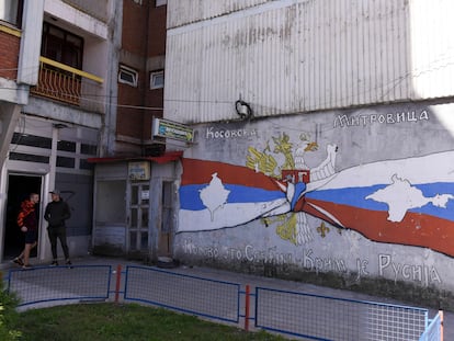 Un mural dice “Kosovo es Serbia; Crimea es Rusia”, en Mitrovica, una región kosovar con mayoría de población serbia.