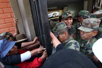Centenares de sargentos y suboficiales intentan ingresar a la sede de la Armada Boliviana este viernes, quinto d&iacute;a consecutivo de la protesta