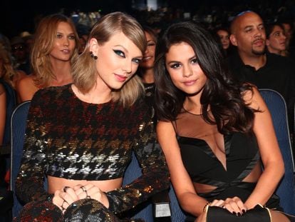 Taylor Swift y Selena Gomez en los MTV Video Music Awards de 2015.