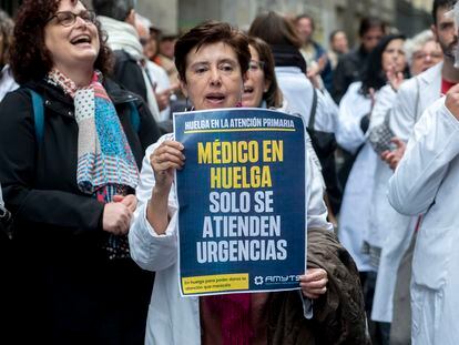 Una doctora sostenía este miércoles una pancarta durante una concentración de médicos y pediatras de Atención Primaria, frente a la Consejería de Sanidad.