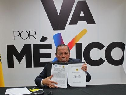 Jesús Zambrano, presidente del PRD, muestra su firma de la alianza Va por México.