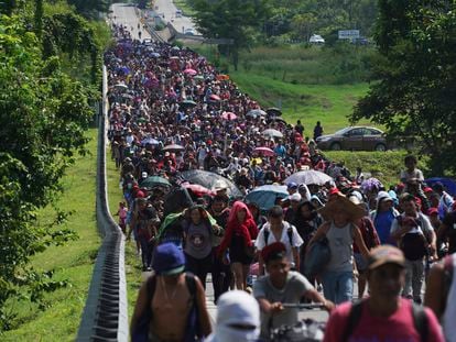 Una multitud de migrantes camina por México hacia la frontera con EE UU, en octubre de 2021.