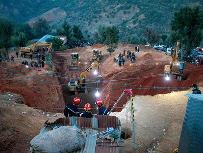 Los equipos de rescate trabajan en la perforación del túnel para rescatar a Rayan.