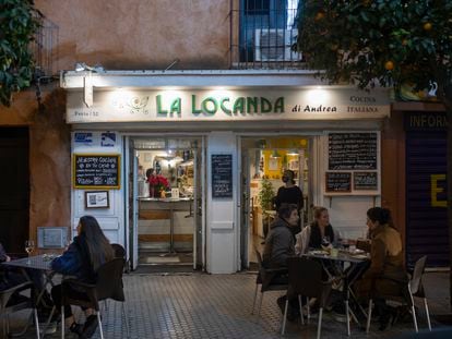 Varias personas consumen en la terraza de un bar de Sevilla el pasado viernes.