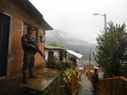 Miembros del Ejército realizaron un patrullaje en el barrio La Sierra en Medellín, durante el paro armado del Clan del Golfo, el 6 de mayo de 2022.