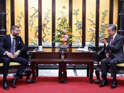 Laureano Ortega, hijo de Daniel Ortega, acompañado de Wang Yi, Consejero de Estado de China, durante una visita diplomática en el país asiático, el  pasado 9 de febrero.