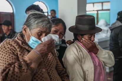 Dolores Quispe de Valdión y Marcia Valdión Quispe observan los restos de su pariente Seferino Vadión Palacio.