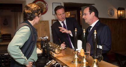 David Cameron y François Hollande, en un pub de Swinbrook, cerca de Oxford.