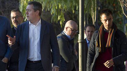 El alcalde de Sevilla, Juan Espadas (izquierda), en una asamblea del PSOE el pasado enero.