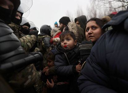 Familias de migrantes en la frontera en la región de Grodno (Bielorrusia), el 11 de noviembre. Rusia, que ha negado desde el principio cualquier implicación en el choque migratorio, mostró el miércoles su apoyo militar al régimen de Aleksandr Lukashenko mediante el envío de dos bombarderos estratégicos Tu-22M3 de las Fuerzas Aeroespaciales de Rusia, para patrullar de forma indefinida los bordes del territorio bielorruso que delimitan con los países de la UE.