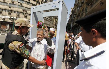 La plaza Tahrir ha sido el lugar elegido para la celebraci&oacute;n del 40 aniversario de la guerra contra Israel. Los egipcios que acced&iacute;an a la plaza ten&iacute;an que pasar a trav&eacute;s de arcos detectores de metales y eran registrados por la polic&iacute;a.