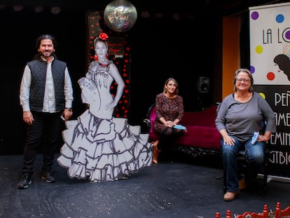 Mario González, Sonia Arnáiz y Carmen Rodríguez (de izquierda a derecha), fundadores de 'La Lola', la primera peña flamenca LGTBI+ de España, en su sede en La Guarida del Ángel de Jerez de la Frontera.