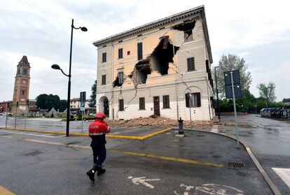 Un miembro de los equipos de rescate frente al Ayuntamiento de Sant'Agostino.