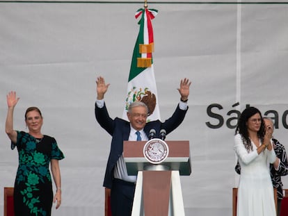 Andrés Manuel López Obrador saluda durante informe de este sábado en el Zócalo capitalino.