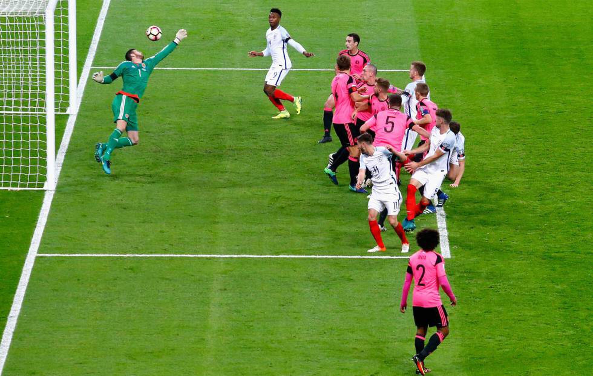 Inglaterra derrota a Escocia con tres testarazos | Deportes | EL PAÍS