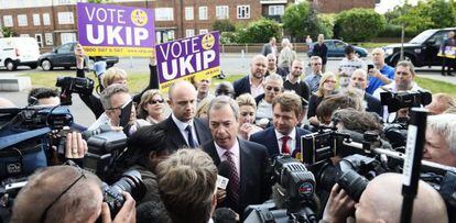 El l&iacute;der del UKIP, Nigel Farage (c), habla con los periodistas el pasado viernes.