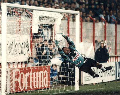 Wilfred atrapa un balón durante un partido del Rayo Vallecano.