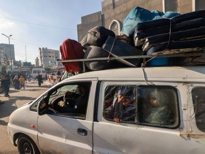 Un grupo de palestinos desplazados llega este domingo al suroeste de Gaza, al campo de Tall el-Sultan, cerca del paso de Rafah.