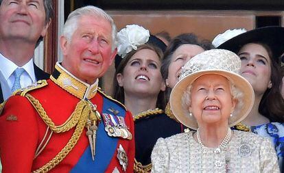 Carlos de Inglaterra y la reina Isabel II, en el palacio de Buckingham, el pasado junio.