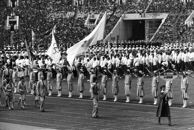 La delegación española, con Herminio Menéndez como abanderado, desfila con la bandera del Comité Olímpico en la inauguración de los Juegos.