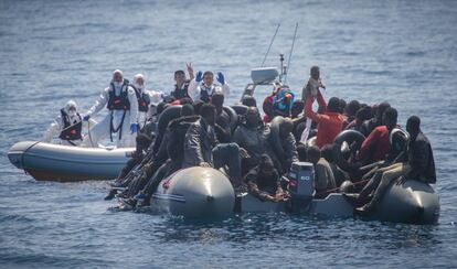 Agentes italianos participan en una operación de Frontex en el Estrecho, en octubre de 2019.