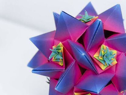 Una figura de origami, técnica japonesa de plegado de papel.