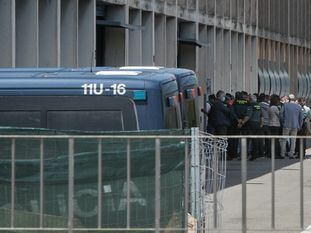 Un grupo de agentes de la Guardia Civil y la Policía Nacional hacen cola para vacunarse en la comisaría de la Policía en la Zona Franca.