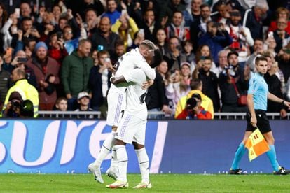 Valverde y Vinicius celebran el tercer gol ante el Sevilla.