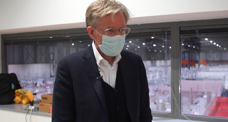 El jefe de Expertos Covid-19 de la Organización Mundial de la Salud (OMS), Bruce Aylward, durante una visita al hospital provisional de Ifema.