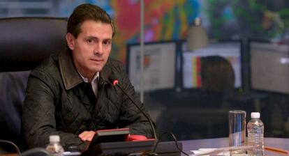 El presidente de México, Enrique Pena Nieto, lidera una reunión del gabinete de crisis sobre el avance del huracán Patricia. / Reuters