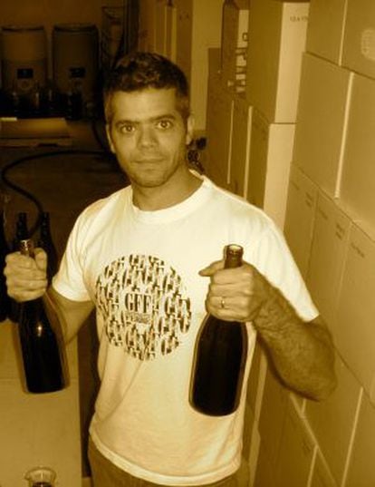 Alvaro Lobón Vega con el vino que fabrica en EE.UU.